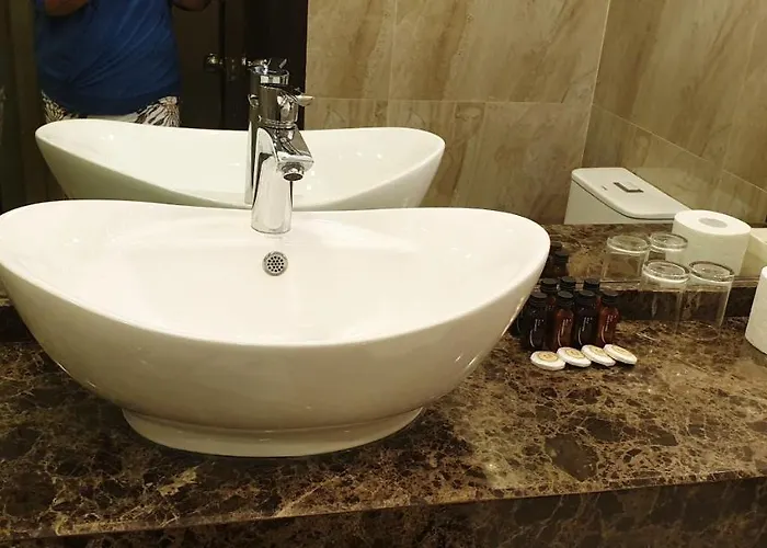 Isabelle Deluxe In Makati Hotel Manila